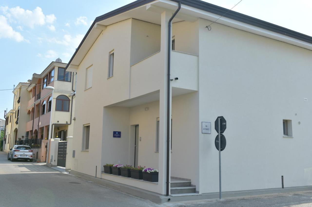 B&B Il Viaggiatore 토르톨리 외부 사진
